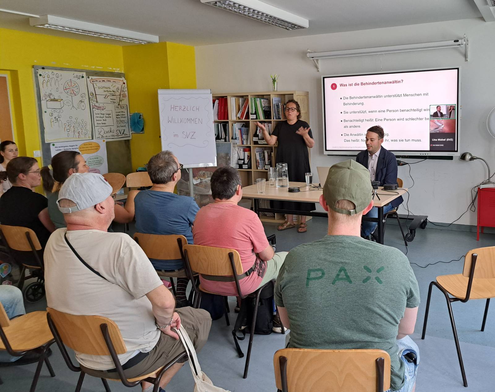 Das Austausch-Treffen mit Florian Slansky von der Behinderten-Anwaltschaft. Mit Dolmetsch in Gebärden-Sprache.