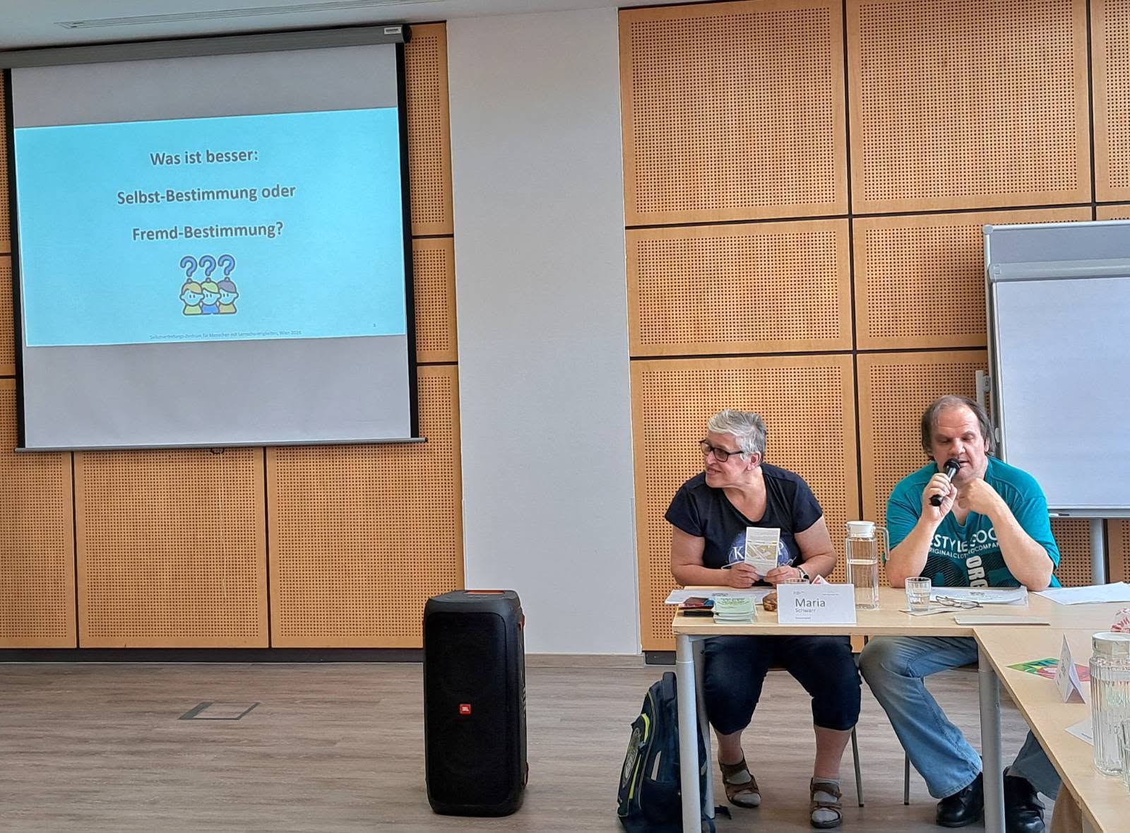 Das ist ein Foto von Maria Schwarr und Günther Leitner bei dem Vortrag.