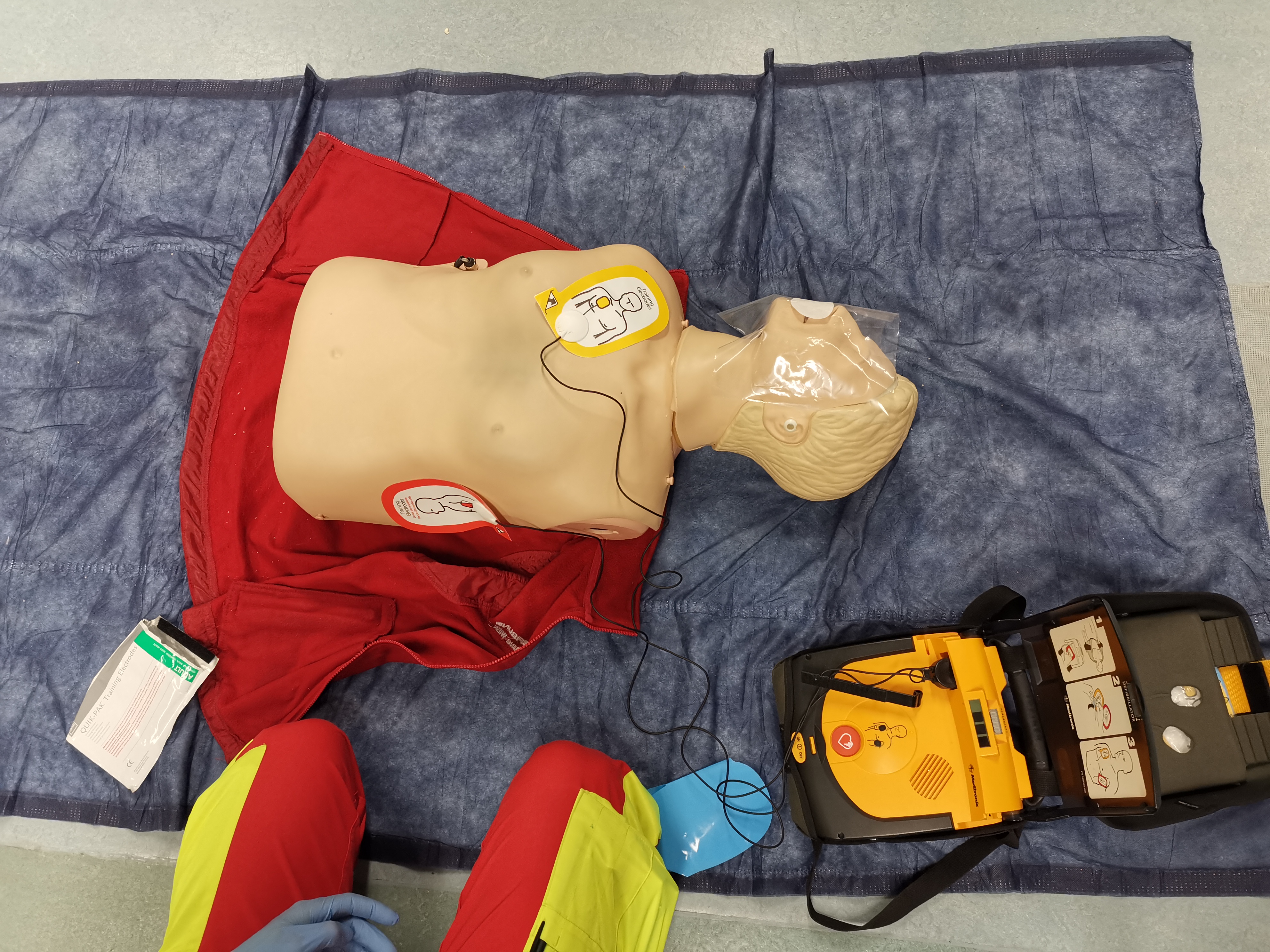 Das ist ein Defibrilator und eine Puppe zum Vorzeigen, wie man wiederbelebt. 
