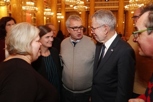 Iris Kopera, Susi Bali und Owald Föllerer reden mit dem Bundespräsidenten